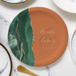 Emerald Green Agate Gold Burnt Orange Wedding Pappteller<br><div class="desc">Diese eleganten,  modernen Hochzeitsfeier-Teller zeichnen sich durch ein smaragdgrünes Aquarelldesign aus,  das mit Imitaten mit goldenem Glitzer besticht. Der goldfarbene Text auf einem verbrannten orangen Hintergrund lässt sich leicht anpassen,  wobei die Namen der Braut und des Bräutigams in handschriftlicher Kalligraphie über einen großen Ampersand verteilt sind.</div>