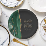 Emerald Green Agate Gold Dark Wedding Pappteller<br><div class="desc">Diese eleganten,  modernen Hochzeitsfeier-Teller zeichnen sich durch ein smaragdgrünes Aquarelldesign aus,  das mit Imitaten mit goldenem Glitzer besticht. Der goldfarbene Text auf einem dunkelschwarzen Hintergrund lässt sich leicht anpassen,  wobei die Namen der Braut und des Bräutigams in handschriftlicher Kalligraphie über einen großen kohlegrauen Ampersand stehen.</div>