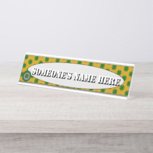 Emerald Green Clover Ribbon von Kenneth Yoncich Schreibtischnamensplakette