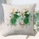 Emerald Green Floral Gold Nummer 15 von Quinceaner Kissen<br><div class="desc">Personalisiertes 15. Geburtstagskissen - wunderschönes Sake-Geschenk zum Feiern der Quinceañera einer ganz besonderen jungen Frau. Das Design ist mit einer Goldnummer 15 verziert, mit schönen smaragdgrünen Rose, Grünpflanzen und Blättern auf einem neutralen, cremefarbenen beigen Hintergrund. Die Vorlage ist für Sie bereit, um Ihre persönlichen Daten mit dem Namen der Quittung...</div>