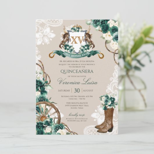 Emerald Green Floral Wappen Charro Quinceanera v3 Einladung (Stehend Vorderseite)