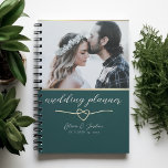 Emerald Green Foto Wedding Planner Book Planer<br><div class="desc">Planen Sie Ihren Traumtag stilvoll mit diesem eleganten smaragdgrünen Hochzeitsplaner-Notizbuch. Ein individuelles Foto an der Spitze,  ein Goldkalligraphieskript und ein romantisches,  miteinander verwobenes Herzdesign. Personalisieren Sie mit Namen und Ihrem Hochzeitsdatum. Perfekt um jedes Detail zu organisieren - von Gästelisten bis zu Zeitplänen - in einem zeitlosen Sake.</div>