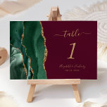 Emerald Green Gold Agate Burgundy Wedding<br><div class="desc">Der links Rand dieser eleganten,  modernen Hochzeitskarte mit einer smaragdgrünen Aquarellgrenze,  die mit Imitaten mit goldenem Glitzer bestickt ist,  zeichnet sich durch einen smaragdgrünen Aquarell aus. Der anpassbare Text kombiniert goldfarbene Handschrift,  kursiv und kopperplate Schriftart auf bordeauxfarbenem Hintergrund.</div>
