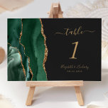 Emerald Green Gold Agate Dark Wedding Tischnummer<br><div class="desc">Der links Rand dieser eleganten,  modernen Hochzeitskarte mit einer smaragdgrünen Aquarellgrenze,  die mit Imitaten mit goldenem Glitzer bestickt ist,  zeichnet sich durch einen smaragdgrünen Aquarell aus. Der anpassbare Text kombiniert goldfarbene Handschrift,  kursiv und kopperplate Schriftart auf einem schwarzen Hintergrund.</div>