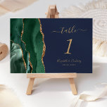 Emerald Green Gold Agate Navy Blue Wedding<br><div class="desc">Der links Rand dieser eleganten,  modernen Hochzeitskarte mit einer smaragdgrünen Aquarellgrenze,  die mit Imitaten mit goldenem Glitzer bestickt ist,  zeichnet sich durch einen smaragdgrünen Aquarell aus. Der anpassbare Text kombiniert goldfarbene Handschrift,  kursiv und kopperplate Schriftart auf marinebasischem Hintergrund.</div>