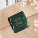 Emerald Green Gold Agate Script Wedding Quadratischer Aufkleber<br><div class="desc">Dieser elegante,  moderne Hochzeitsaufkleber besticht durch eine smaragdgrüne Aquarellfarbe,  die durch ein mit Imitaten vergoldetes Glitzer besticktes Geoddesign geprägt ist. Der goldfarbene Text lässt sich leicht anpassen,  mit den Namen der Braut und des Bräutigams in handschriftlicher Kalligraphie über einen großen Ampersand und dem unten angegebenen Hochzeitstermin.</div>