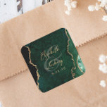 Emerald Green Gold Agate Script Wedding Quadratischer Aufkleber<br><div class="desc">Dieser elegante,  moderne Hochzeitsaufkleber besticht durch eine smaragdgrüne Aquarellfarbe,  die durch ein mit Imitaten vergoldetes Glitzer besticktes Geoddesign geprägt ist. Der goldfarbene Text lässt sich leicht anpassen,  mit den Namen der Braut und des Bräutigams in handschriftlicher Kalligraphie über einen großen Ampersand und dem unten angegebenen Hochzeitstermin.</div>