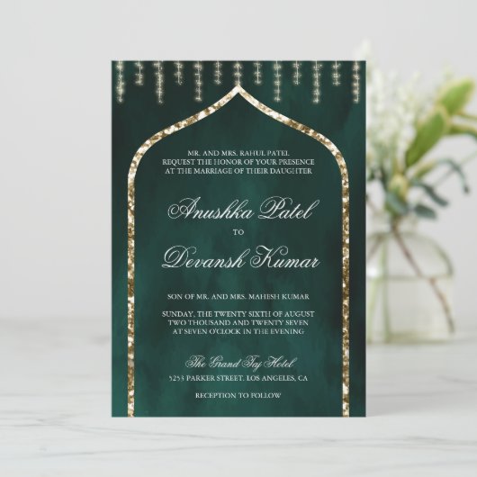 Emerald Green Gold Ethnic Indian Arch Wedding Einladung (Stehend Vorderseite)