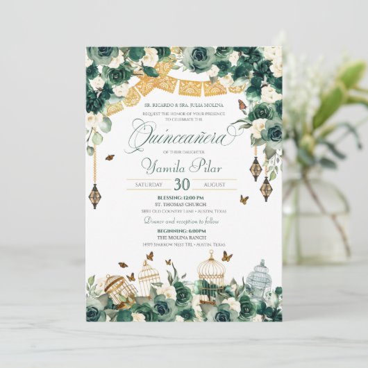 Emerald Green Gold Floral Butterfets Quinceanera Einladung (Stehend Vorderseite)