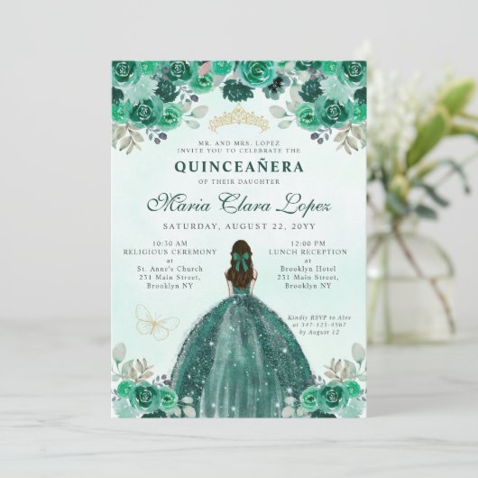 Emerald Green Gold Floral Princess Quinceañera Einladung (Stehend Vorderseite)