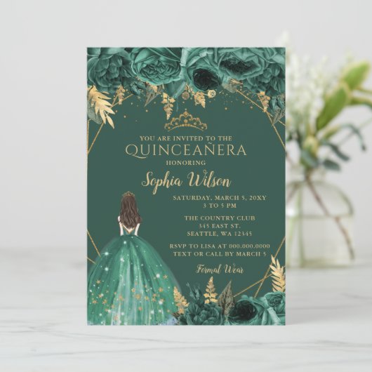 Emerald Green Gold Floral Prinzessin Quinceañera Einladung (Stehend Vorderseite)