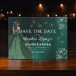 Emerald Green Gold Quinceanera Save The Date<br><div class="desc">Erzählen Sie Ihren besonderen Tag mit einer bezaubernden Emerald Green Princess Quinceañera Save the Date Einladung. Mit einer smaragdgrünen Farbpalette und eleganten Details Set diese Einladung den Ton für eine königliche Feier. Mit feinen Akzenten, die für eine Prinzessin passen, vereint es perfekt den Zauber Ihrer kommenden Quinceañera. Dieses zeitlose Design...</div>