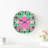 Emerald Green Hot Pink Whppy Madras Monogram Große Wanduhr (Zuhause)