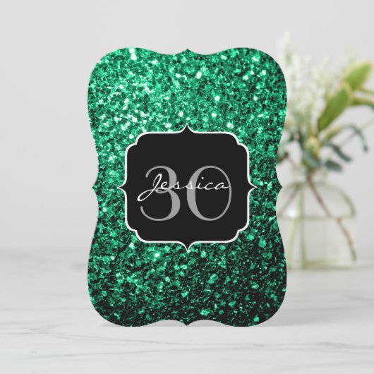 Emerald Green Imitats Glitzer Glitzern Monogram Einladung (Stehend Vorderseite)