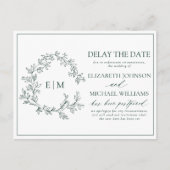 Emerald Green Leafy Wappen Monogram Delay The Date Einladungspostkarte (Vorderseite)