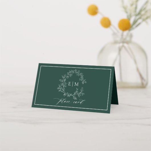Emerald Green Leafy Wappen Monogram Wedding Platzkarte (Rückseite)
