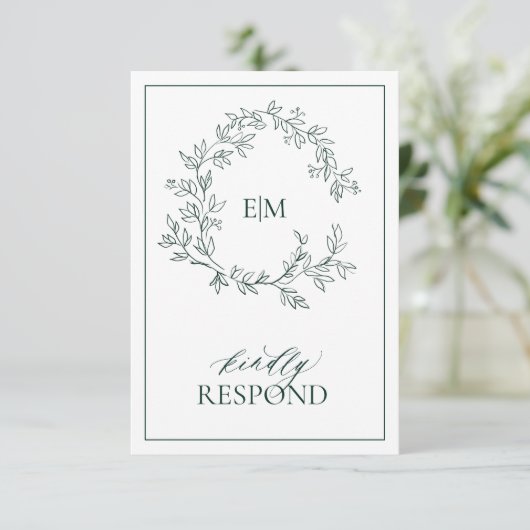 Emerald Green Leafy Wappen Monogram Wedding RSVP (Stehend Vorderseite)