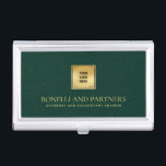 Emerald Green Leather Business Corporate Gold Logo Visitenkarten Dose<br><div class="desc">Dieser luxuriöse Visitenkartenhalter verfügt über eine raffinierte smaragdgrüne Ledertexturierung, die perfekt mit Ihrem Firmenlogo auf einem Imitat-Gold-Overlay für einen beruflichen Look kombiniert wird. Ihr Name, Beruf oder Firmenname zeichnet sich durch opulente goldene Schriften aus und schafft einen zeitlosen und unvergesslichen Eindruck. Ideal für Profis in verschiedenen Branchen, wie z.B. Anwesen-Planung,...</div>