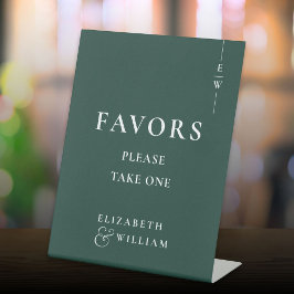 Emerald Green Modern Monogram Favorits Wedding Sockelschild