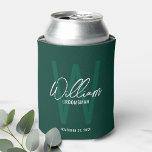 Emerald Green Modern Script Personalisierte Trauze Dosenkühler<br><div class="desc">Moderne Minimalistische Personalisierte Monogram- und Namensgeschenke Dieses Design zeichnet sich durch personalisierten Namen im modernen Schreibstil und Monogramm aus. Moderne,  hellgrün,  moderne Sans serf Schriftart Stil als Hintergrund,  mit Hochzeitsdetails in weißem,  modernem Sans Serif Schriftart Stil,  auf smaragdgrünem Hintergrund. Auch perfekt für Trauzeuge,  Trauzeugin,  Brautmädchen und mehr.</div>