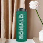 Emerald Green Modern Typografy Personalisiert Name Thermosbecher<br><div class="desc">Behalt warme und kalte Getränke mit diesem trendigen,  isolierten Thermalwäscher,  der eine smaragdgrüne Farbe ist,  mit dem Namen,  der in weißer,  moderner Typografie gedruckt wird. Bearbeiten Sie Ihren Thermalwäscher und ersetzen Sie den Namen mit dem gewünschten Namen. Ideal für ein Geburtstagsgeschenk,  Hochzeitsgeschenk,  Trauzeuge,  etc.</div>
