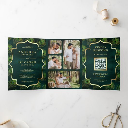Emerald Green Peacock Feathers QR Code Wedding Dreifach Gefaltete Einladung (Innenseite)
