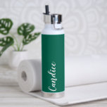 Emerald Green Personalisiert Wedding Bridesmaid Trinkflasche<br><div class="desc">Geben Sie Ihrer Hochzeitsjury oder Ihrer Trauzeugin diese trendige,  vakuumgekühlte Wasserflasche,  die ihren Namen in weißem,  stilisiertem Schrift auf einem smaragdgrünen Hintergrund zeigt,  der zu Ihrem Hochzeitsfarbschema passt. Stellen Sie die Flasche nach Belieben durch Bearbeiten und Ersetzen des Namens durch Ihren eigenen Namen ein. Wählen Sie Ihre Wasserflasche.</div>