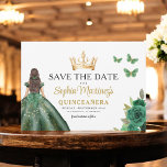 Emerald Green Princess Quinceañera Save the Date<br><div class="desc">Erzählen Sie Ihren besonderen Tag mit einer bezaubernden Emerald Green Princess Quinceañera Save the Date Einladung. Mit einer smaragdgrünen Farbpalette und eleganten Details Set diese Einladung den Ton für eine königliche Feier. Mit feinen Akzenten, die für eine Prinzessin passen, vereint es perfekt den Zauber Ihrer kommenden Quinceañera. Dieses zeitlose Design...</div>