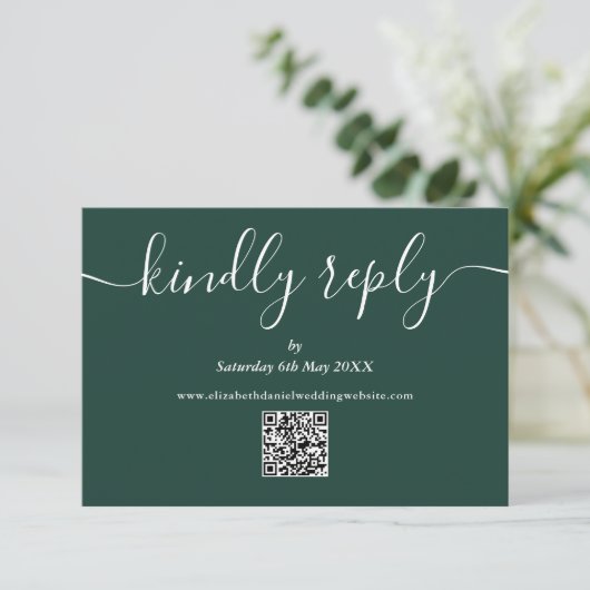 Emerald Green QR Code Elegant Script Kindly Antwor RSVP Karte (Stehend Vorderseite)