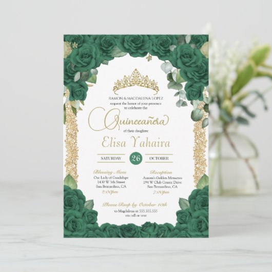 Emerald Green Rose Floral and Gold Quinceanera Einladung (Stehend Vorderseite)