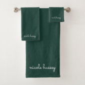 Emerald Green Script | Stilvolle Monogram Modern Badhandtuch Set (Insitu)