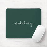 Emerald Green Script | Stilvolle Monogram Modern Mousepad<br><div class="desc">Ein einfaches,  individuelles Monogramm-Design in lässiger Handschrift in auffallendem einfarbigem smaragdgrün und weiß. Das Monogramm kann leicht personalisiert sein,  um ein Design so einzigartig wie Sie sind zu machen! Das perfekte trendige Geschenk oder Accessoire für jeden Anlass.</div>