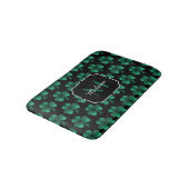 Emerald Green Sparkle Kleeblatt Black Monogram Badematte (Schrägansicht)
