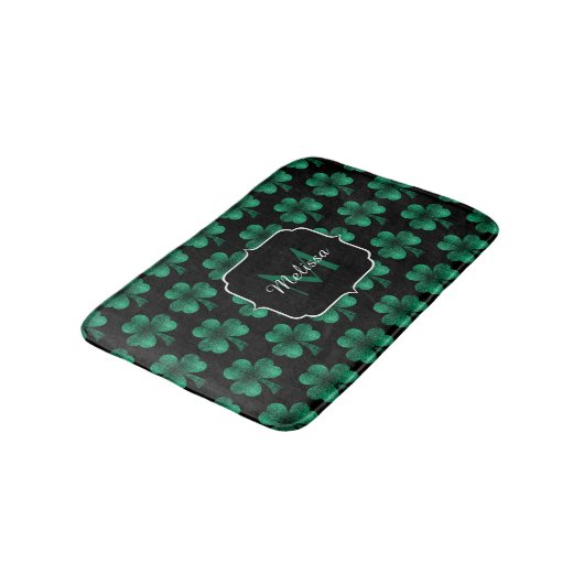 Emerald Green Sparkle Kleeblatt Black Monogram Badematte (Schrägansicht)