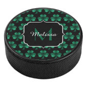 Emerald Green Sparkle Kleeblatt Black Monogram Eishockey Puck (3/4)