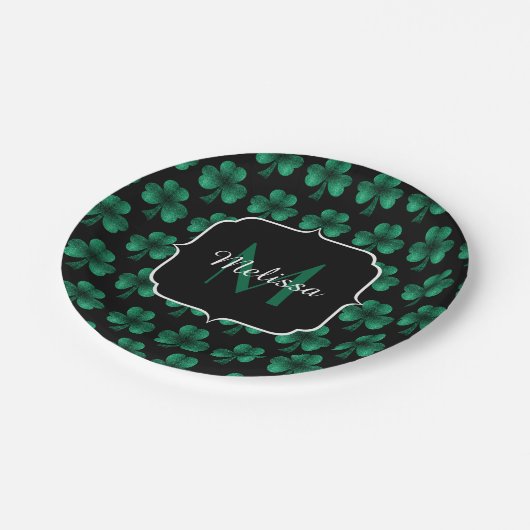 Emerald Green Sparkle Kleeblatt Black Monogram Pappteller (Schrägansicht)