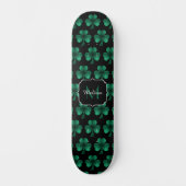 Emerald Green Sparkle Kleeblatt Black Monogram Skateboard (Vorderseite)