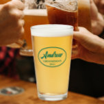 Emerald Green stilisiert Wedding Trauzeuge Name Glas<br><div class="desc">Bierglas für den Trauzeuge,  der seinen Namen in einer smaragdgrünen Farbe,  Stilisschrift in einer smaragdgrünen,  ovalen Grenze mit dem Hochzeitstag druckt. Eine tolle Party-Angebotsidee für eine Bachelor-Party! Personalisieren Sie Ihr Bierglas,  indem Sie den Namen und das Datum mit Ihrem eigenen ersetzen.</div>