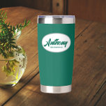 Emerald Green stilisiert Wedding Trauzeuge Name Thermobecher<br><div class="desc">Verschenken Sie Ihren Trauzeuge mit diesem trendigen und personalisierten,  rostfreien Edelstahl,  Thermalwäscher mit seinem Namen in stilisierter Schrift in einem weißen ovalen Design. Hintergrundfarbe und Skript ist smaragdgrün. Personalisieren Sie Ihren thermischen Schuster,  indem Sie den Namen des Trauzeugen mit dem gewünschten Namen bearbeiten und ersetzen.</div>