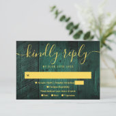 Emerald Green String Lights Rustic Wood Wedding RSVP Karte (Stehend Vorderseite)
