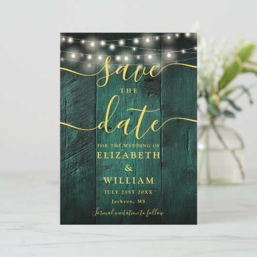 Emerald Green String Lights Wood Foto Wedding Save The Date (Stehend Vorderseite)