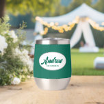 Emerald Green Stylized Wedding Trauzeuge<br><div class="desc">Gönnen Sie Ihrem Hochzeitsreisenden einen Trauzeuge mit diesem personalisierten Edelstahl-Edelstahlwascher,  der in einem weißen,  ovalen Design in einem stilisierten Drehbuch seinen Namen trägt. Hintergrundfarbe und Skript ist ein Smaragdgrün. Personalisieren Sie Ihren Weinwäscher,  indem Sie den Namen mit dem gewünschten Namen bearbeiten und ersetzen. Erhältlich in vielen beliebten Hochzeitsfarben.</div>