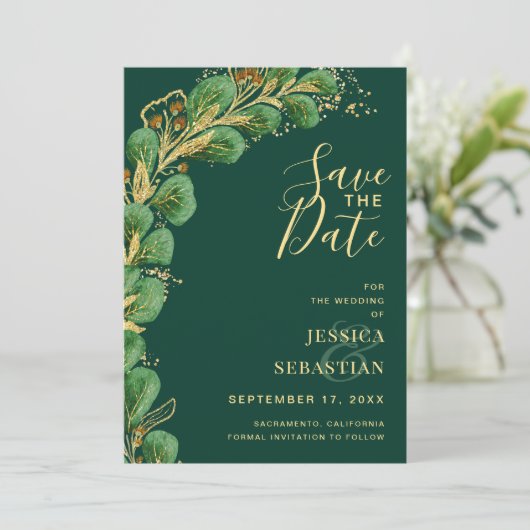 Emerald Green und Gold Eucalyptus Elegant Save The Date (Stehend Vorderseite)