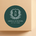 Emerald Green Wappen Moderne Monogram Wedding Runder Aufkleber<br><div class="desc">Fügen Sie Ihrer Hochzeit eine Touch Luxus mit dem Emerald Green Wappen Modern Monogram Wedding Classic Round Sticker hinzu. Mit einem smaragdgrünen Hintergrund, einem raffinierten Wappen-Design und einem personalisierten Monogramm ist dieser Aufkleber ideal für Ihre Hochzeitsfeier, Lieblinge oder Dekoration. Der elegante und zeitlose Stil macht es zu einer idealen Wahl...</div>