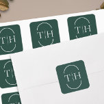 Emerald Green Wedding Monogram in Oval Frame Quadratischer Aufkleber<br><div class="desc">Mit Monogramm Hochzeitsaufkleber mit Bräunungs- und Bräutigam-Initialen und dekorativer Trennplatte gerahmt mit geteiltem ovalem Rahmen in Lozenge-Form. Elegant und einfach zu koordinieren mit vielen Hochzeitssuiten und eine perfekte Übereinstimmung für meine Sammlung von Wedding Colors, mit Einladungen, Schreibwaren und Tagesdekoration. Wenn Sie andere Farben oder zusätzliche Vorlagen für passende Produkte wünschen,...</div>