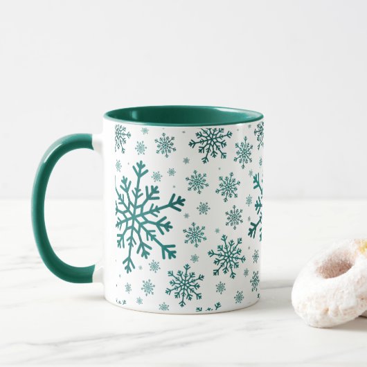 Emerald Green Weihnachtsschneeflocken im Winter Wh Tasse (Mit Donut)