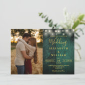 Emerald Green Wood String Lights Wedding Foto Einladung (Stehend Vorderseite)