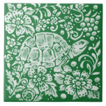 Emerald Green Woodland Turtle Intricate Floral Fliese<br><div class="desc">Dieses faszinierende Wald- oder Gartendesign in smaragdgrüner Farbe besticht durch eine Schildkröte und Schnecke, umgeben von stilisierten Blätter und Blume, inspiriert von antiken Keramik-Motiven der Chinoiserie. Ideal für jede Wohngestaltung oder als Geschenk für einen Tier- oder Naturliebhaber! Das einzigartige Design hat einen Gartenlook und würde jeden Dekorstil von traditionell bis...</div>