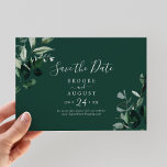 Emerald Greenery | Horizontal grün Save The Date<br><div class="desc">Diese smaragdgrüne,  waagerechte Save the Date Karte ist perfekt für eine Hochzeit. Das elegante und dennoch rustikale Design besticht durch stimmungsvolle,  dunkelgrüne Blätter und Eukalyptus mit einem modernen böhmischen Waldgefühl.</div>