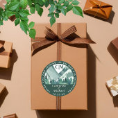 Emerald Greenery Mountain Adventure Runder Aufkleber